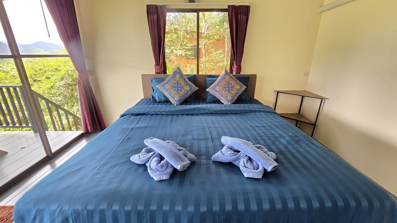 Double Bed with Mountain View — bed facing the valley